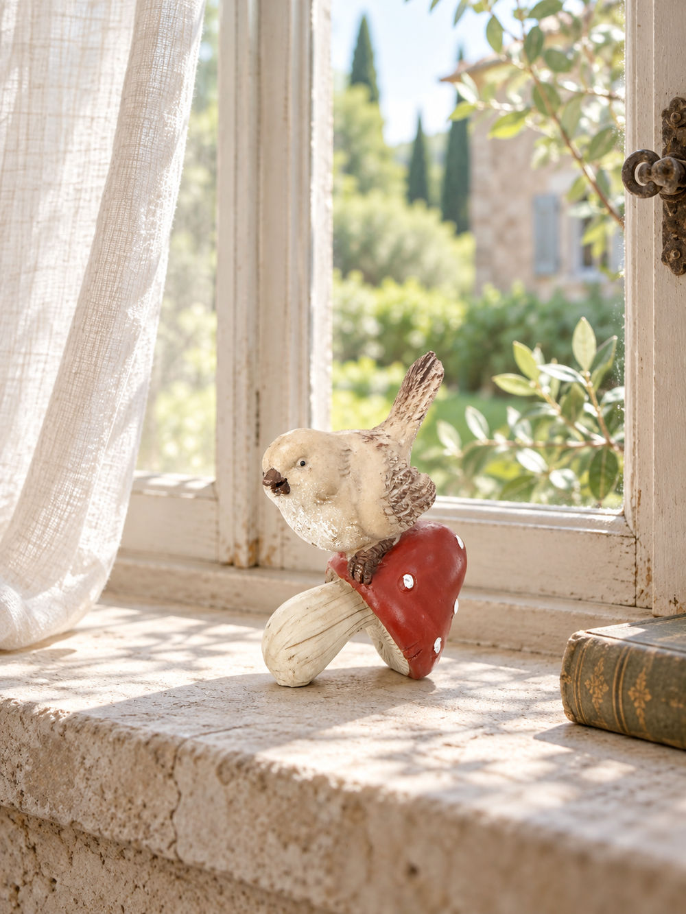 Petit oiseau crème et brun perché sur un champignon rouge à pois blancs, figurine décorative de style vintage, poétique et féérique pour étagère ou console