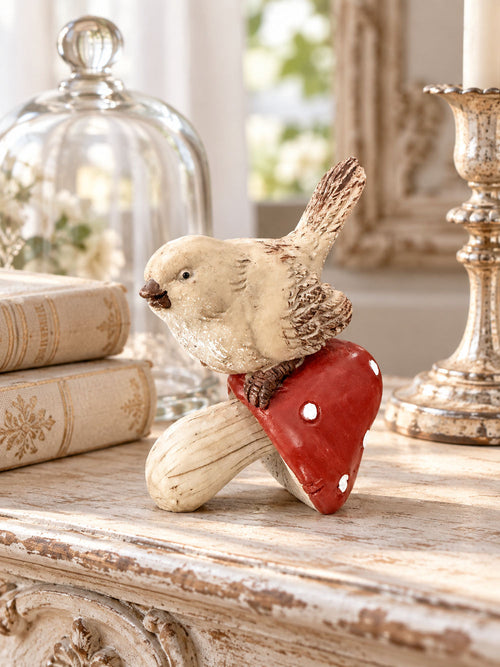 Petit oiseau crème et brun perché sur un champignon rouge à pois blancs, figurine décorative de style vintage, poétique et féérique pour étagère ou console