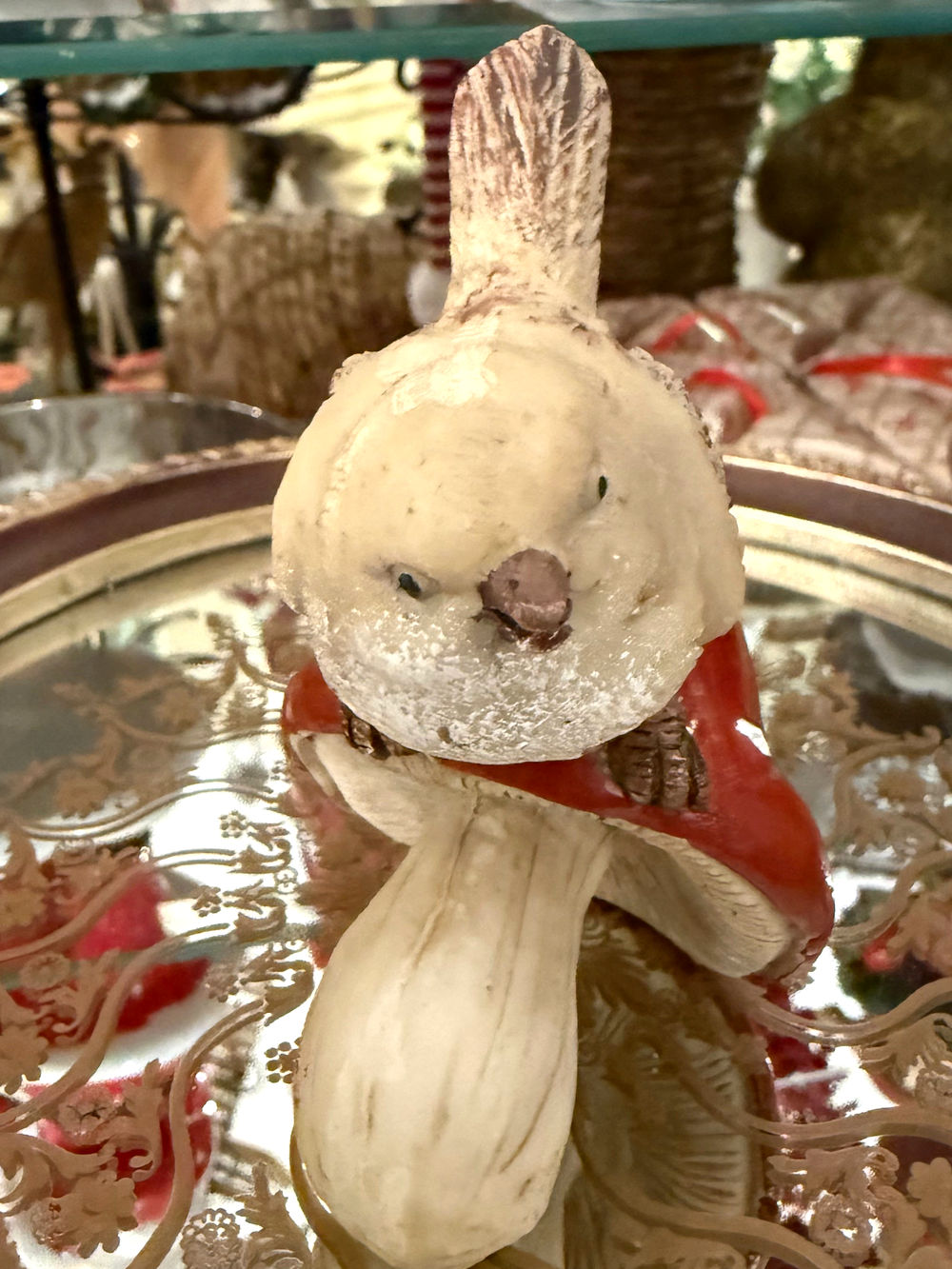 Petit oiseau crème et brun perché sur un champignon rouge à pois blancs, figurine décorative de style vintage, poétique et féérique pour étagère ou console