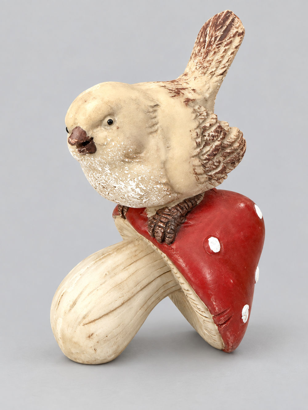 Petit oiseau crème et brun perché sur un champignon rouge à pois blancs, figurine décorative de style vintage, poétique et féérique pour étagère ou console
