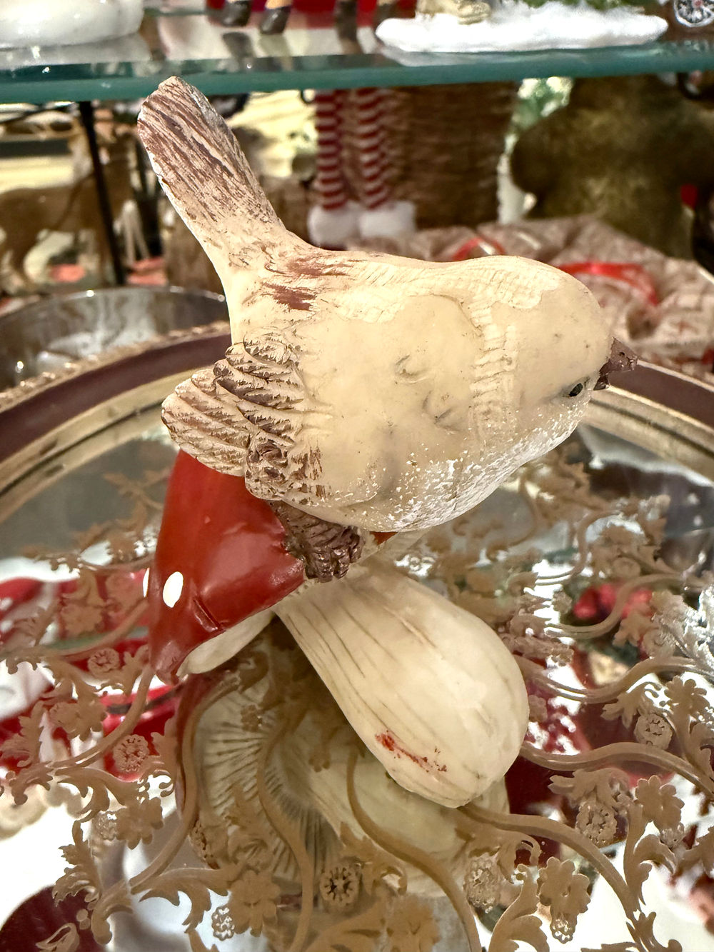 Petit oiseau crème et brun perché sur un champignon rouge à pois blancs, figurine décorative de style vintage, poétique et féérique pour étagère ou console