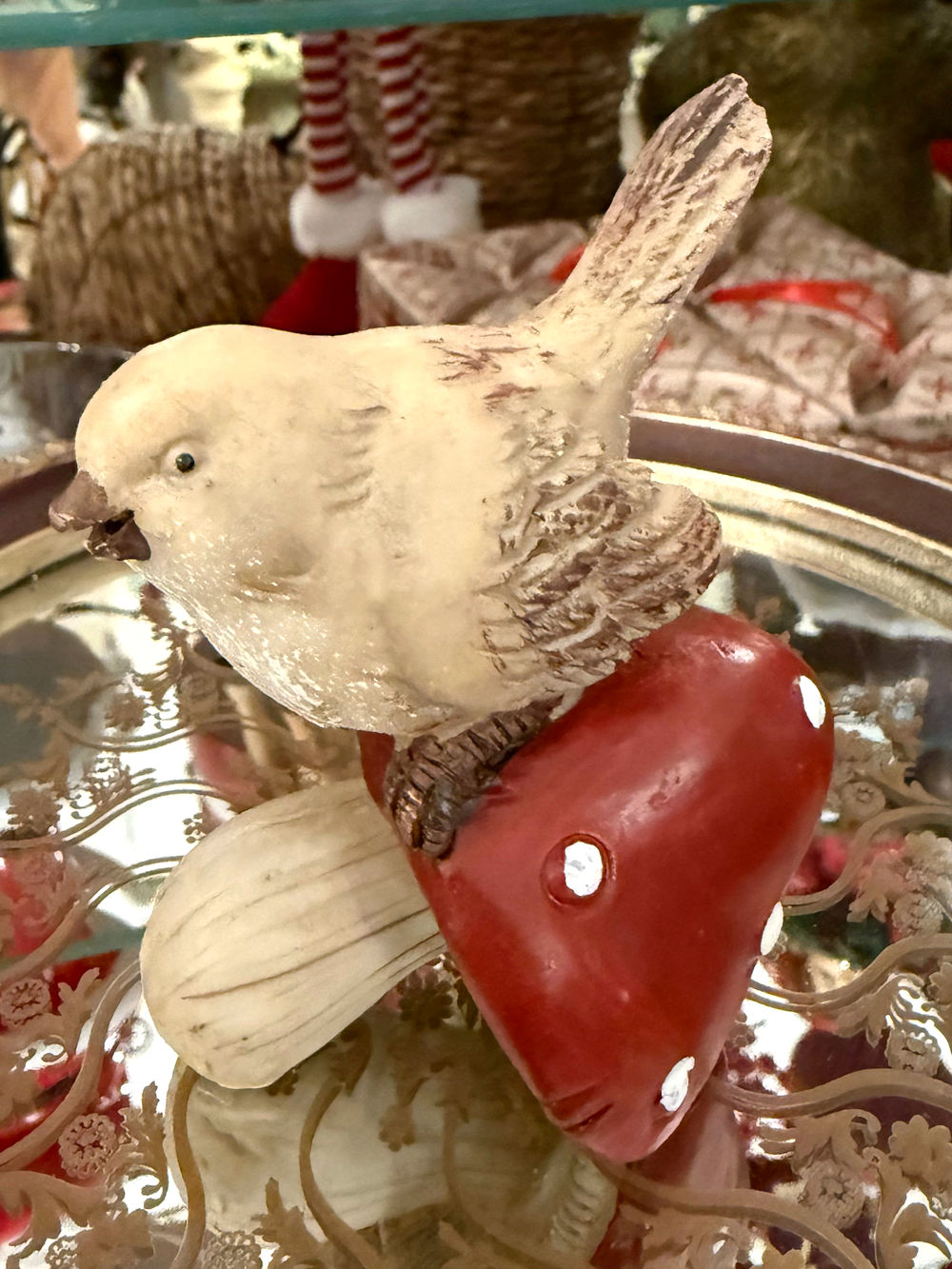 Petit oiseau crème et brun perché sur un champignon rouge à pois blancs, figurine décorative de style vintage, poétique et féérique pour étagère ou console