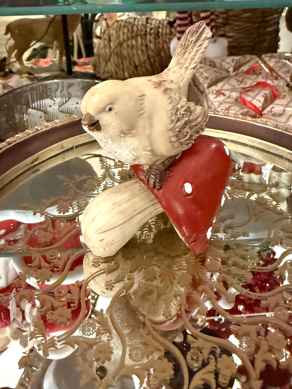 Petit oiseau crème et brun perché sur un champignon rouge à pois blancs, figurine décorative de style vintage, poétique et féérique pour étagère ou console