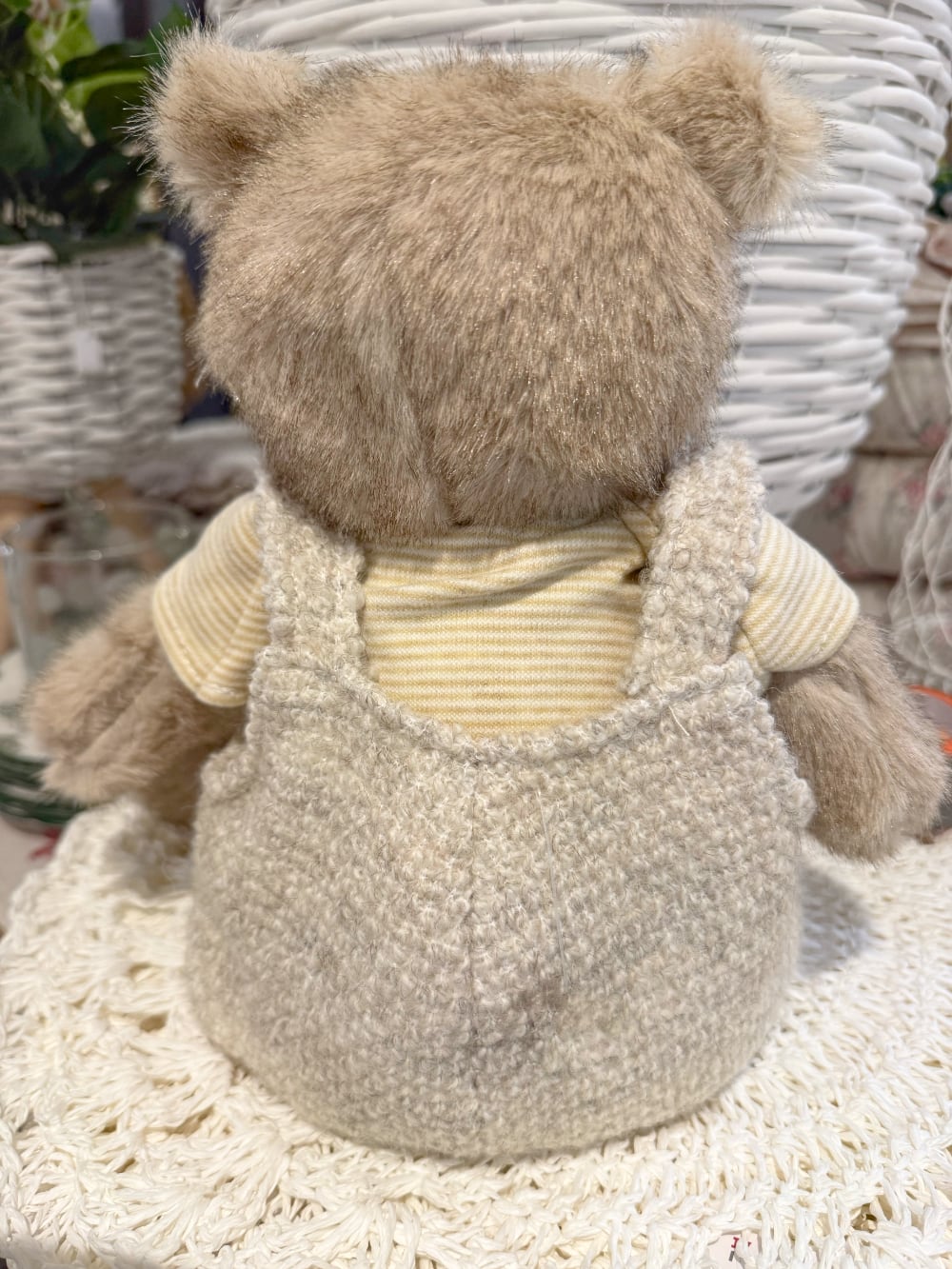 Ourson en peluche décoratif taupe et écru assis, style shabby chic et campagne romantique pour décoration intérieure