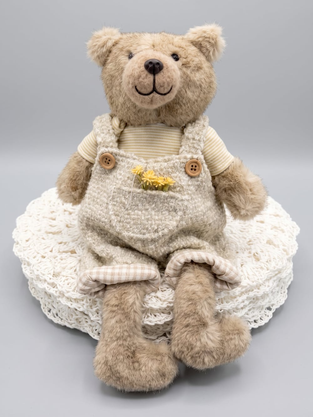 Ourson en peluche décoratif taupe et écru assis, style shabby chic et campagne romantique pour décoration intérieure