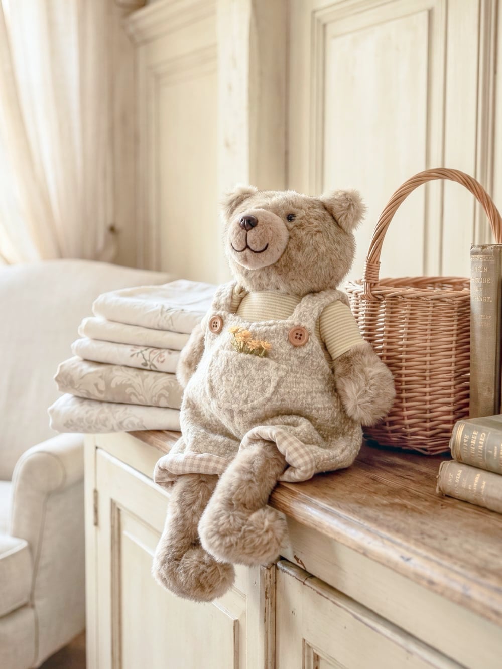 Ourson en peluche décoratif taupe et écru assis, style shabby chic et campagne romantique pour décoration intérieure
