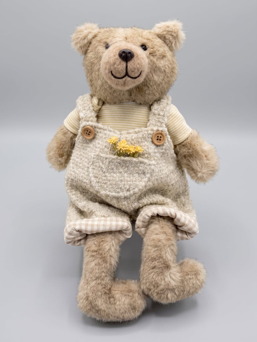 Ourson en peluche décoratif taupe et écru assis, style shabby chic et campagne romantique pour décoration intérieure