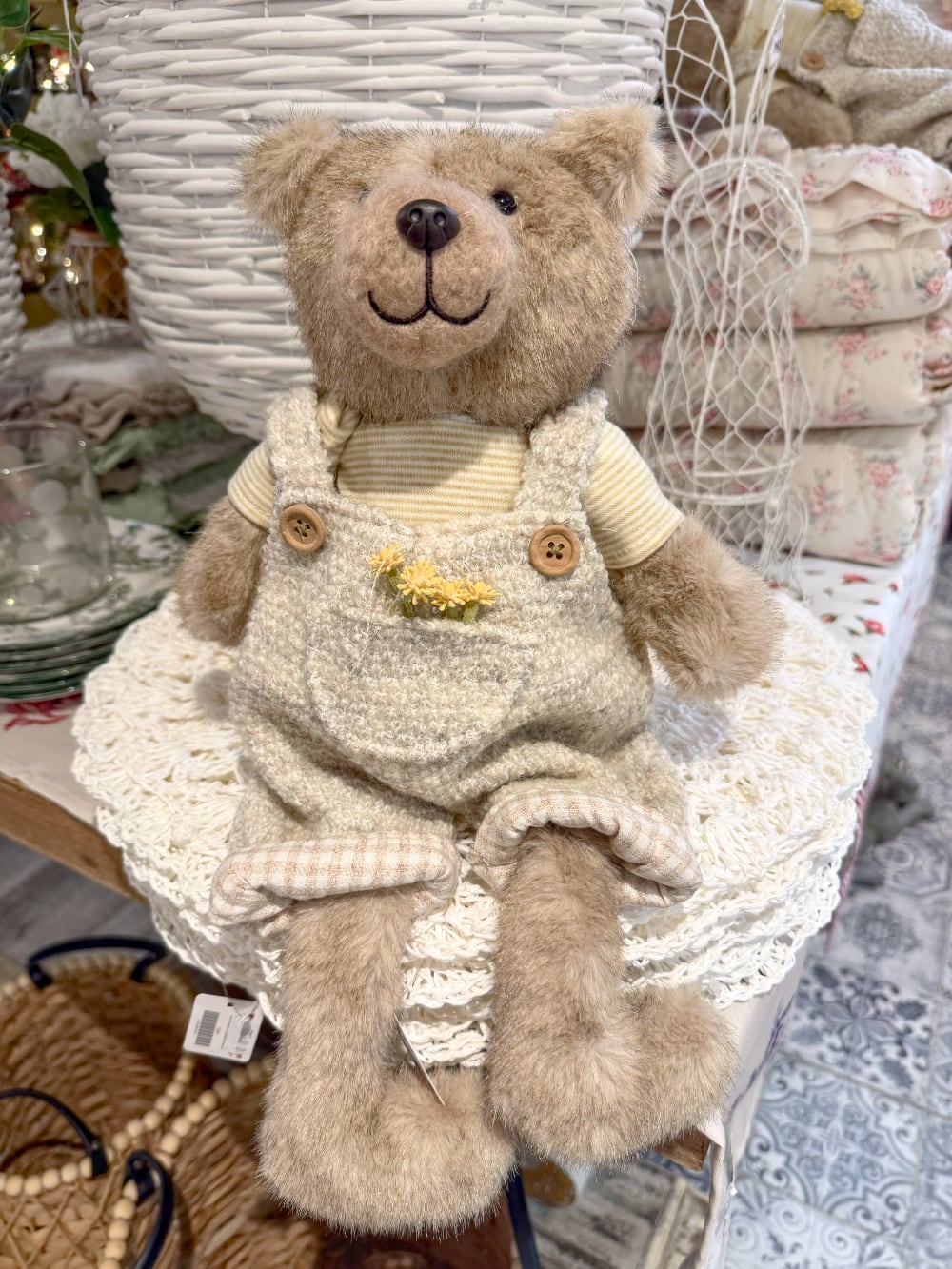 Ourson en peluche décoratif taupe et écru assis, style shabby chic et campagne romantique pour décoration intérieure