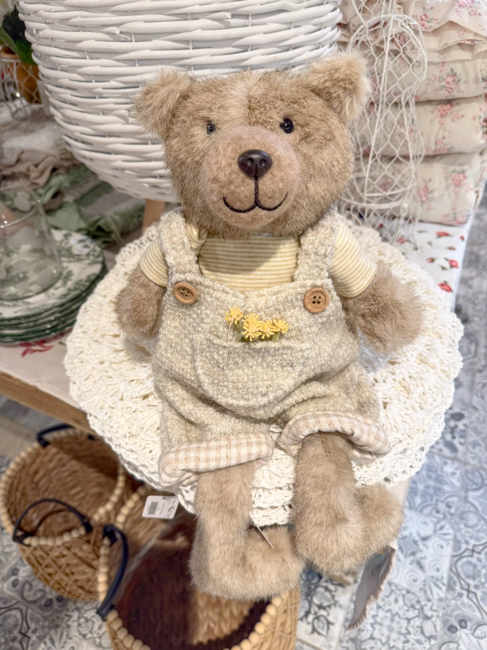 Ourson en peluche décoratif taupe et écru assis, style shabby chic et campagne romantique pour décoration intérieure