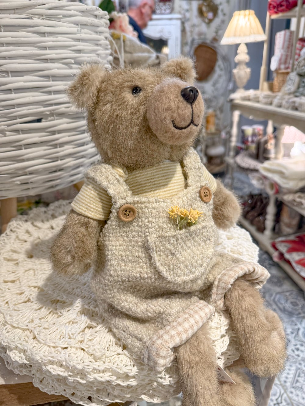 Ourson en peluche décoratif taupe et écru assis, style shabby chic et campagne romantique pour décoration intérieure
