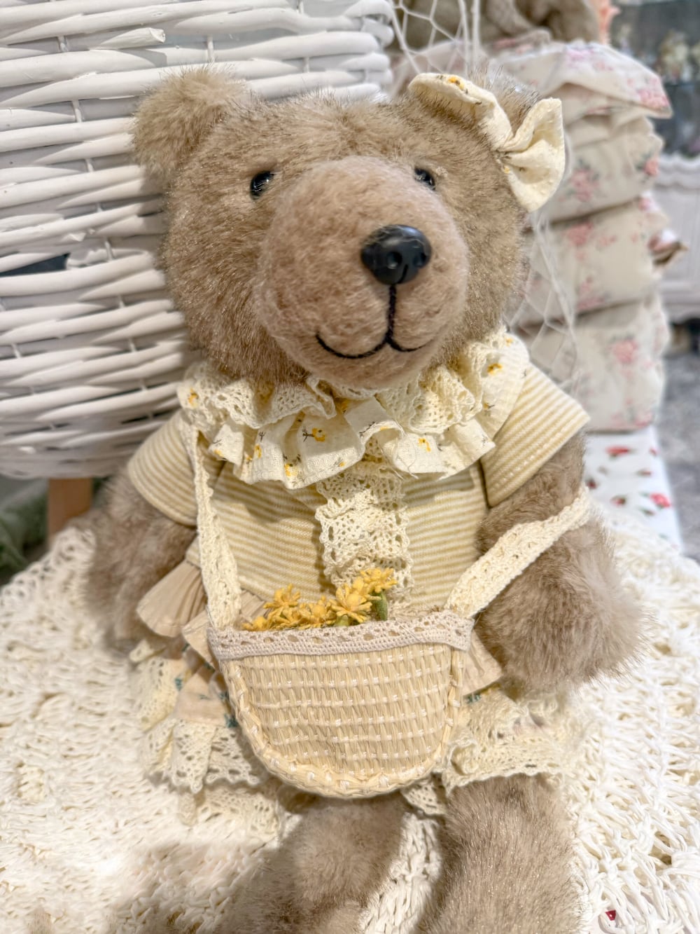 Oursonne décorative taupe vêtue de beige et crème avec dentelle et petit panier, style shabby chic romantique pour décoration intérieure