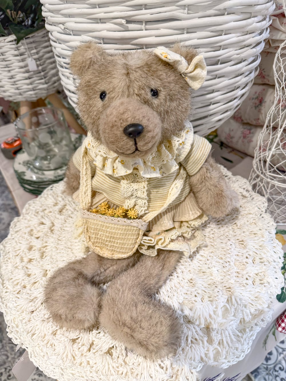 Oursonne décorative taupe vêtue de beige et crème avec dentelle et petit panier, style shabby chic romantique pour décoration intérieure