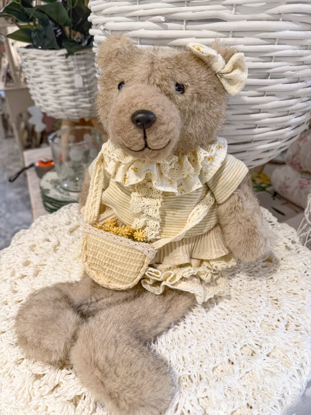 Oursonne décorative taupe vêtue de beige et crème avec dentelle et petit panier, style shabby chic romantique pour décoration intérieure