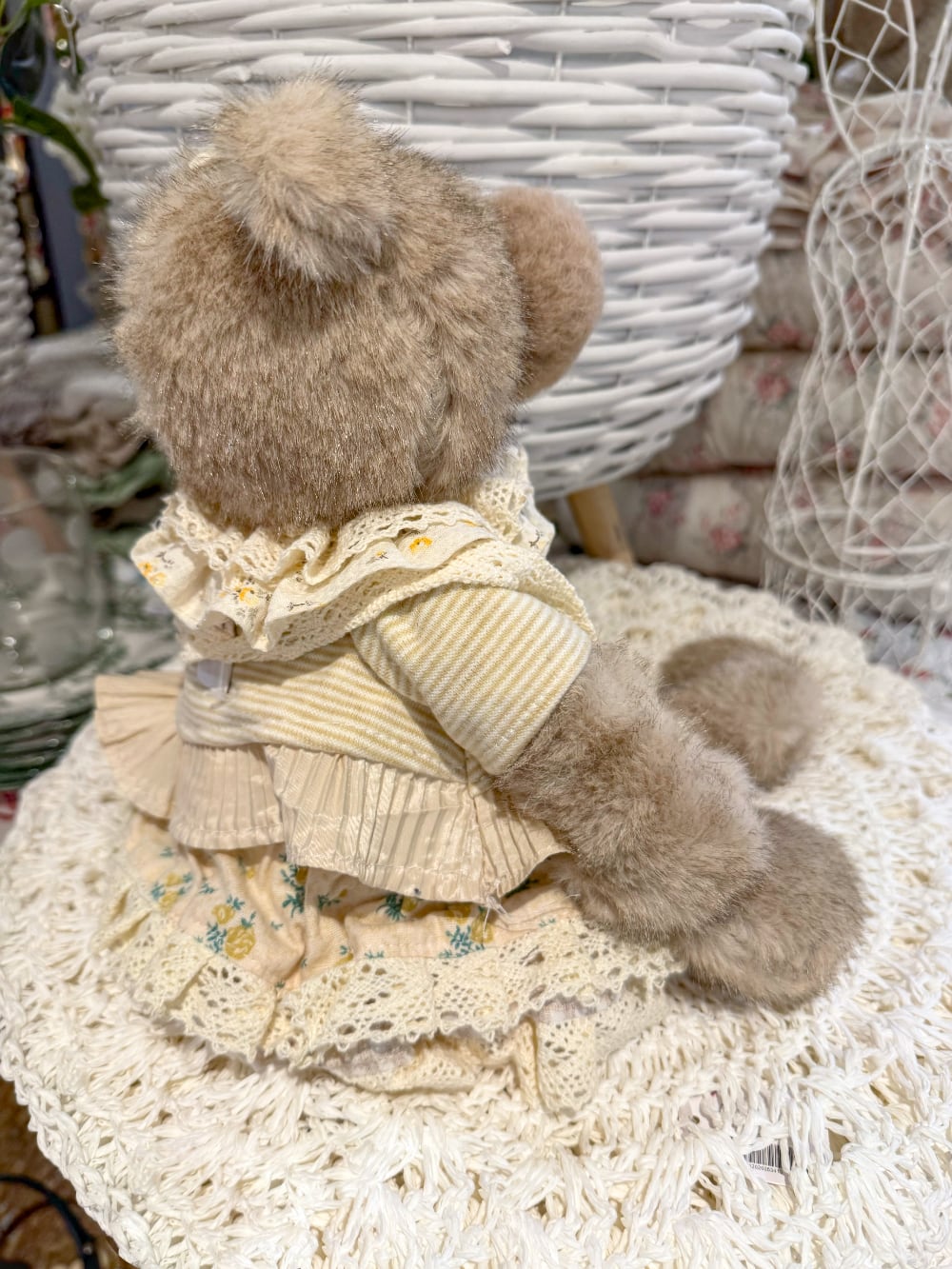 Oursonne décorative taupe vêtue de beige et crème avec dentelle et petit panier, style shabby chic romantique pour décoration intérieure