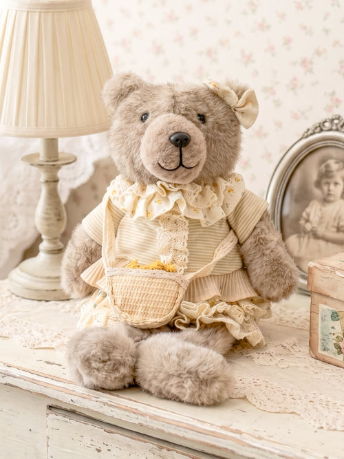 Oursonne décorative taupe vêtue de beige et crème avec dentelle et petit panier, style shabby chic romantique pour décoration intérieure