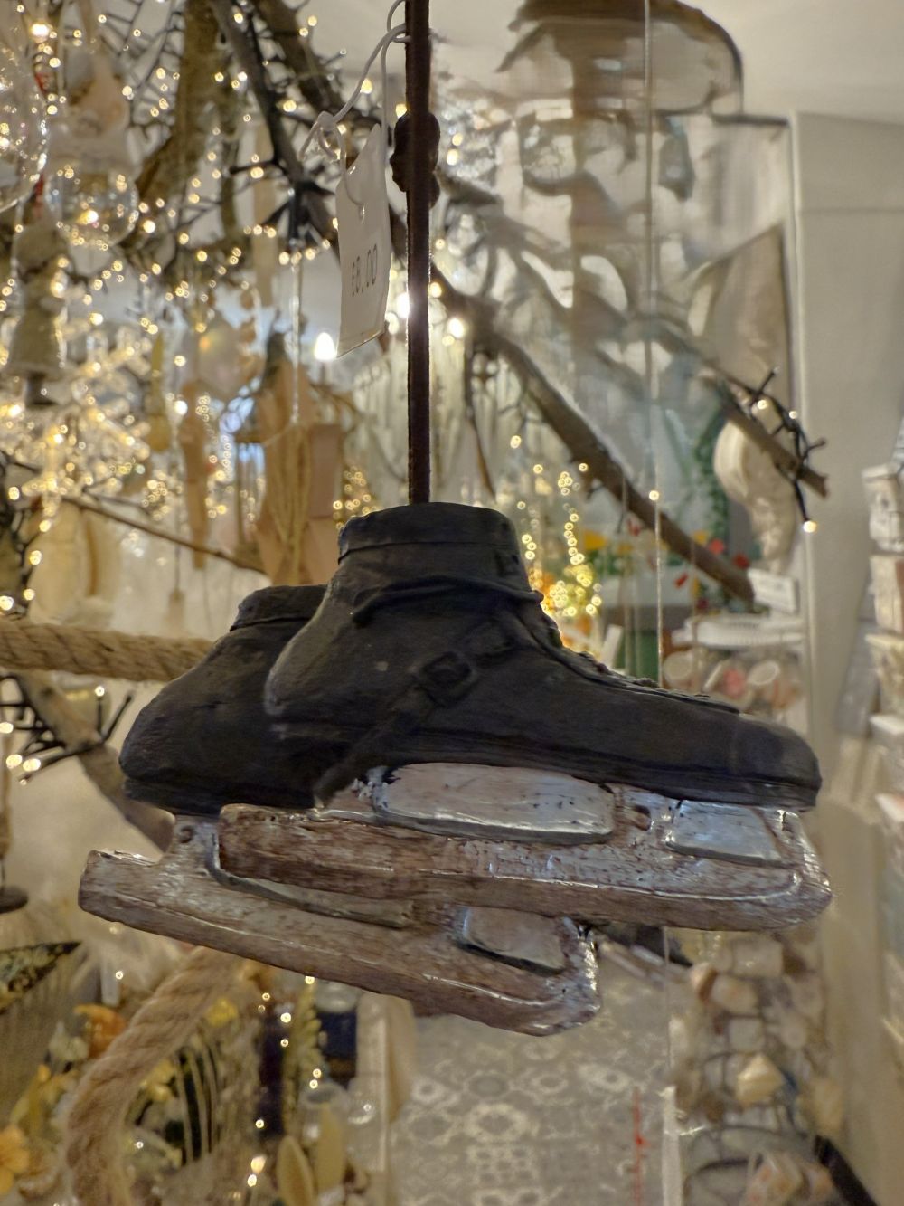 Patins décoratifs à suspendre noirs patinés, accessoire de décoration de Noël shabby chic et poétique, ambiance hivernale et rétro