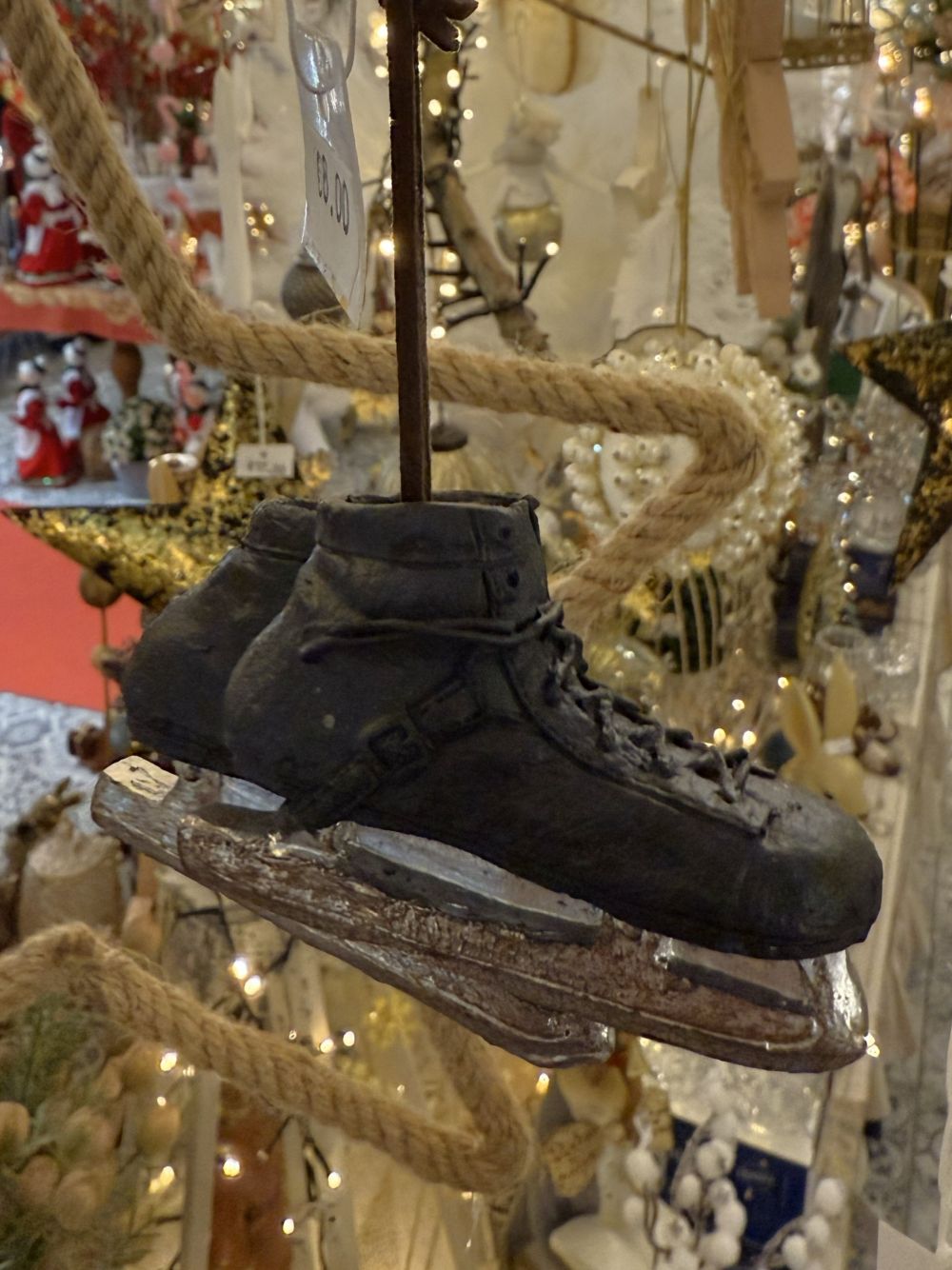 Patins décoratifs à suspendre noirs patinés, accessoire de décoration de Noël shabby chic et poétique, ambiance hivernale et rétro