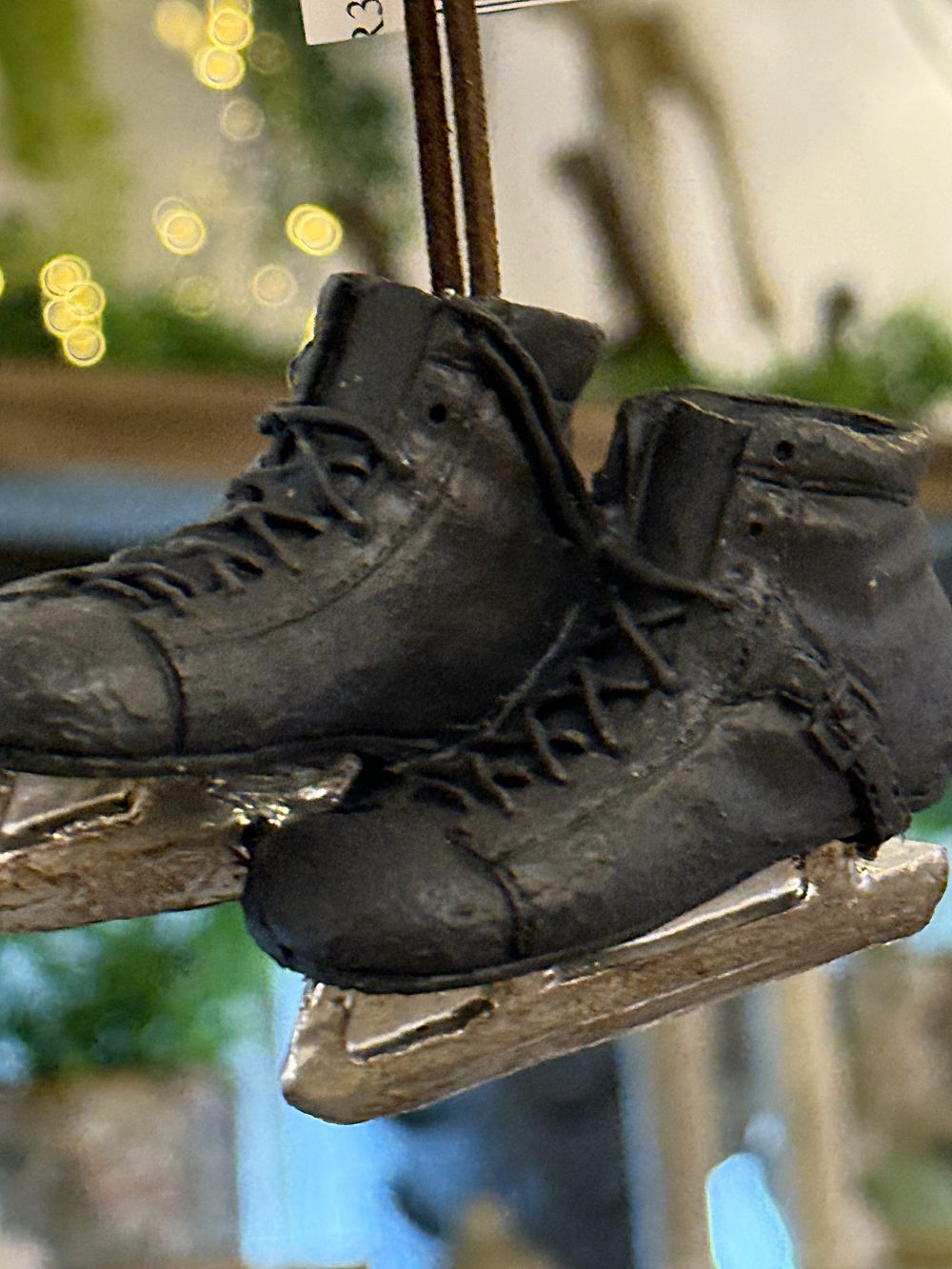 Patins décoratifs à suspendre noirs patinés, accessoire de décoration de Noël shabby chic et poétique, ambiance hivernale et rétro