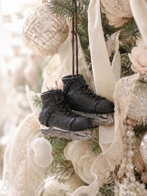 Patins décoratifs à suspendre noirs patinés, accessoire de décoration de Noël shabby chic et poétique, ambiance hivernale et rétro