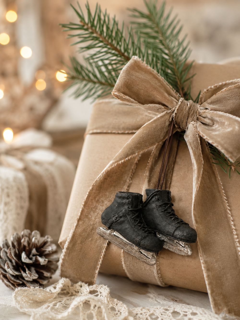 Patins décoratifs à suspendre noirs patinés, accessoire de décoration de Noël shabby chic et poétique, ambiance hivernale et rétro