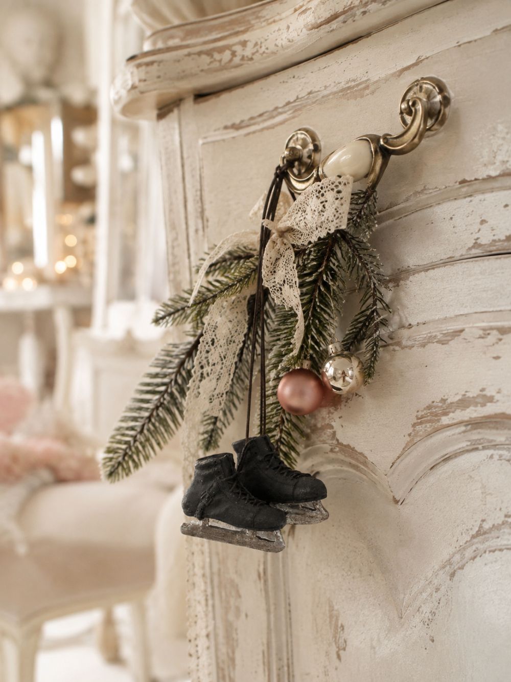 Patins décoratifs à suspendre noirs patinés, accessoire de décoration de Noël shabby chic et poétique, ambiance hivernale et rétro