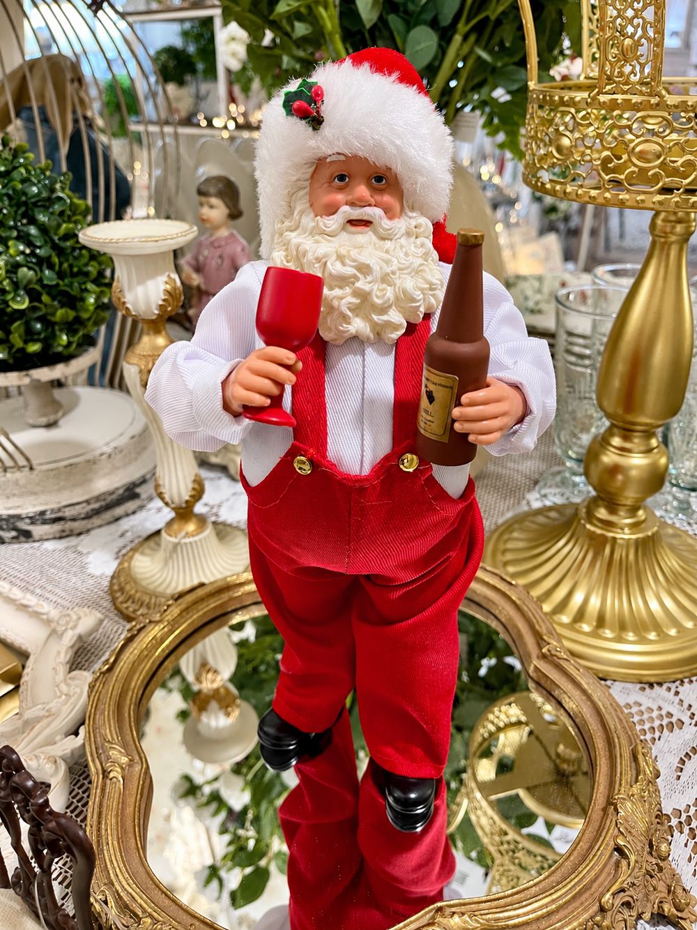 Père Noël Esprit des Vignes de 28 cm vu de face, en chemise blanche et pantalon rouge à bretelles.