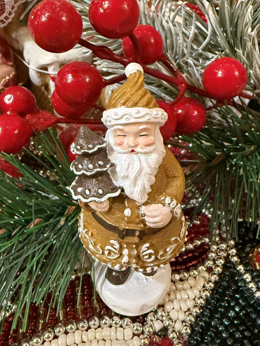 Figurine Père Noël Pain d’Épices Miniature 8 cm, vêtue de brun doré et blanc, tenant un petit sapin, décoration shabby chic et féérique pour Noël
