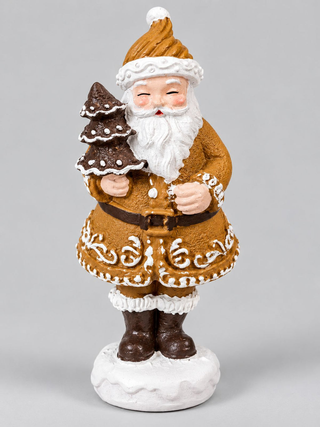 Figurine Père Noël Pain d’Épices Miniature, brune et blanche, tenant un petit sapin, présentée sur fond gris clair.
