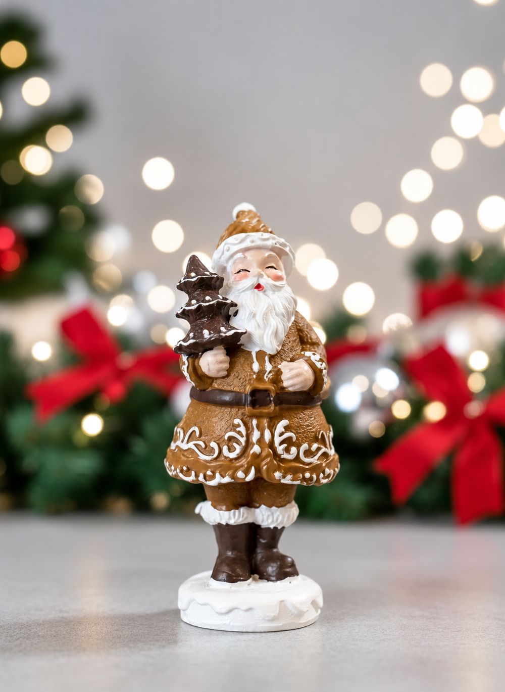 Père Noël Pain d’Épices Miniature de face dans un décor de Noël aux lumières floues.