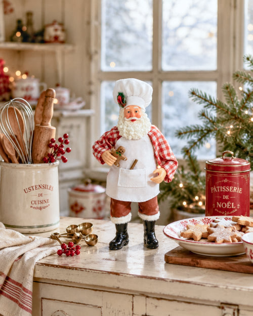Père Noël Patissier rouge et blanc avec toque de chef, tablier et petit bonhomme en pain d’épices, figurine décorative pour cuisine de Noël