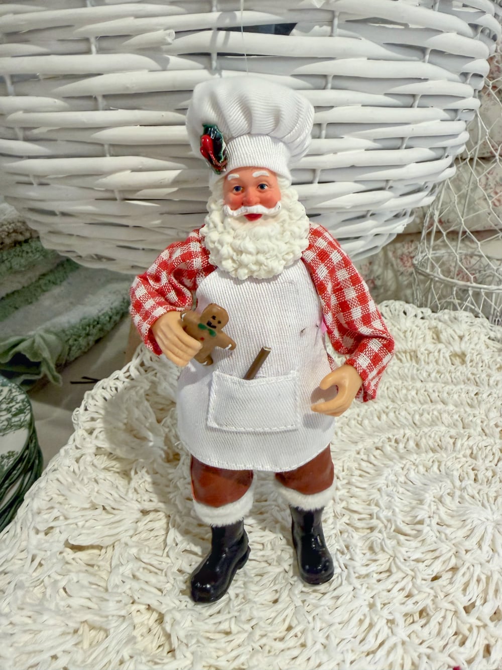 Père Noël Patissier rouge et blanc avec toque de chef, tablier et petit bonhomme en pain d’épices, figurine décorative pour cuisine de Noël