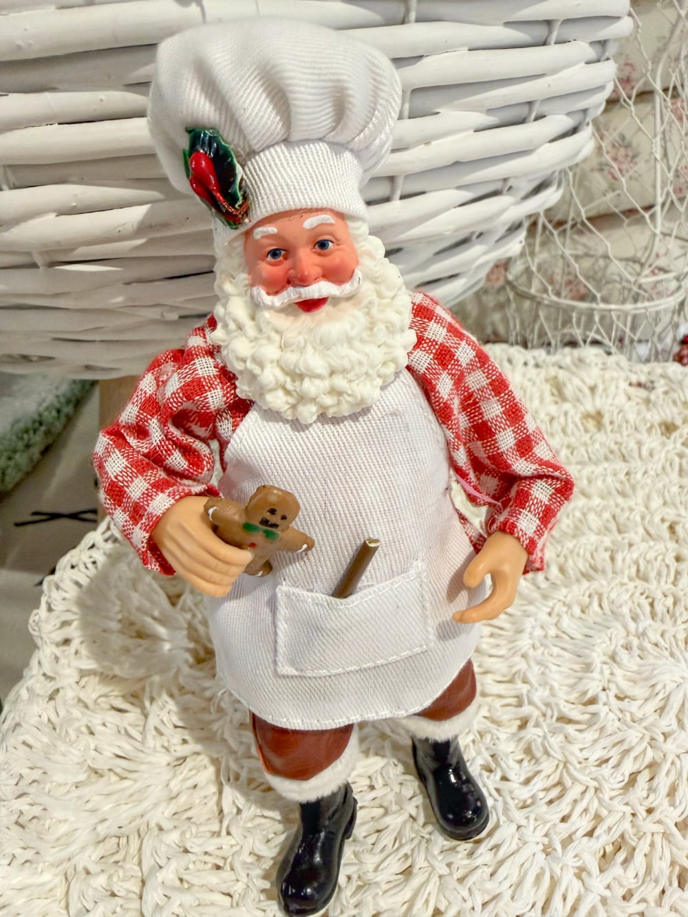 Père Noël Patissier rouge et blanc avec toque de chef, tablier et petit bonhomme en pain d’épices, figurine décorative pour cuisine de Noël