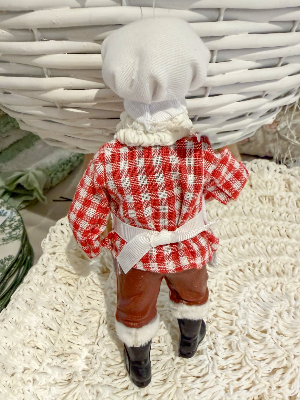 Père Noël Patissier rouge et blanc avec toque de chef, tablier et petit bonhomme en pain d’épices, figurine décorative pour cuisine de Noël