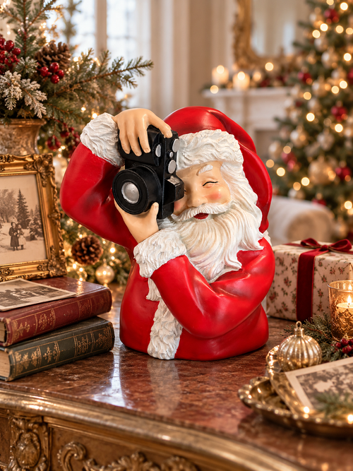 Père Noël photographe dans une ambiance de Noël vintage avec livres, photographies et sapin