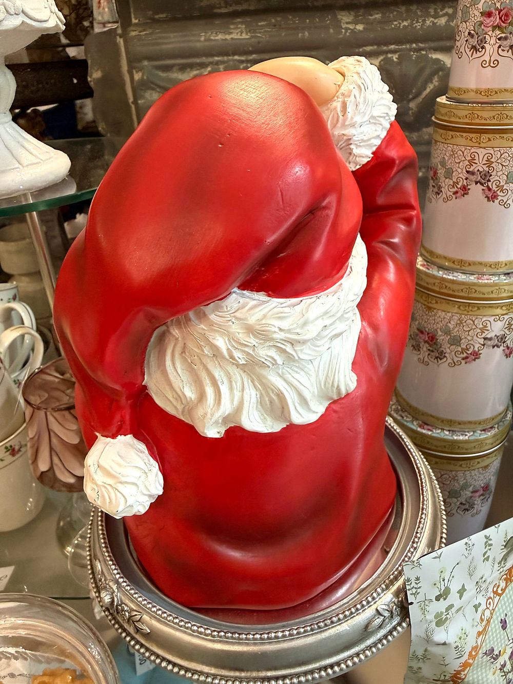 Vue arrière de la figurine Père Noël photographe en manteau rouge