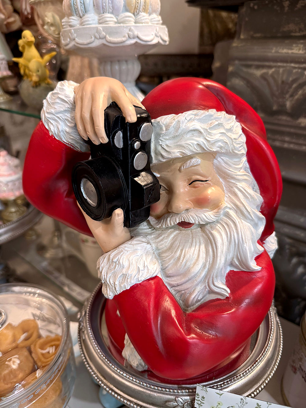 Vue de trois quarts de la figurine Père Noël photographe, décoration de Noël à poser