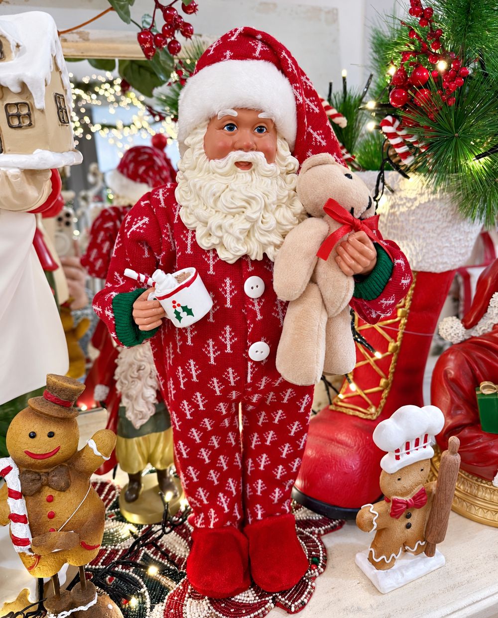Vue de face du Père Noël en pyjama rouge avec son ourson crème et sa tasse, hauteur 45 cm.