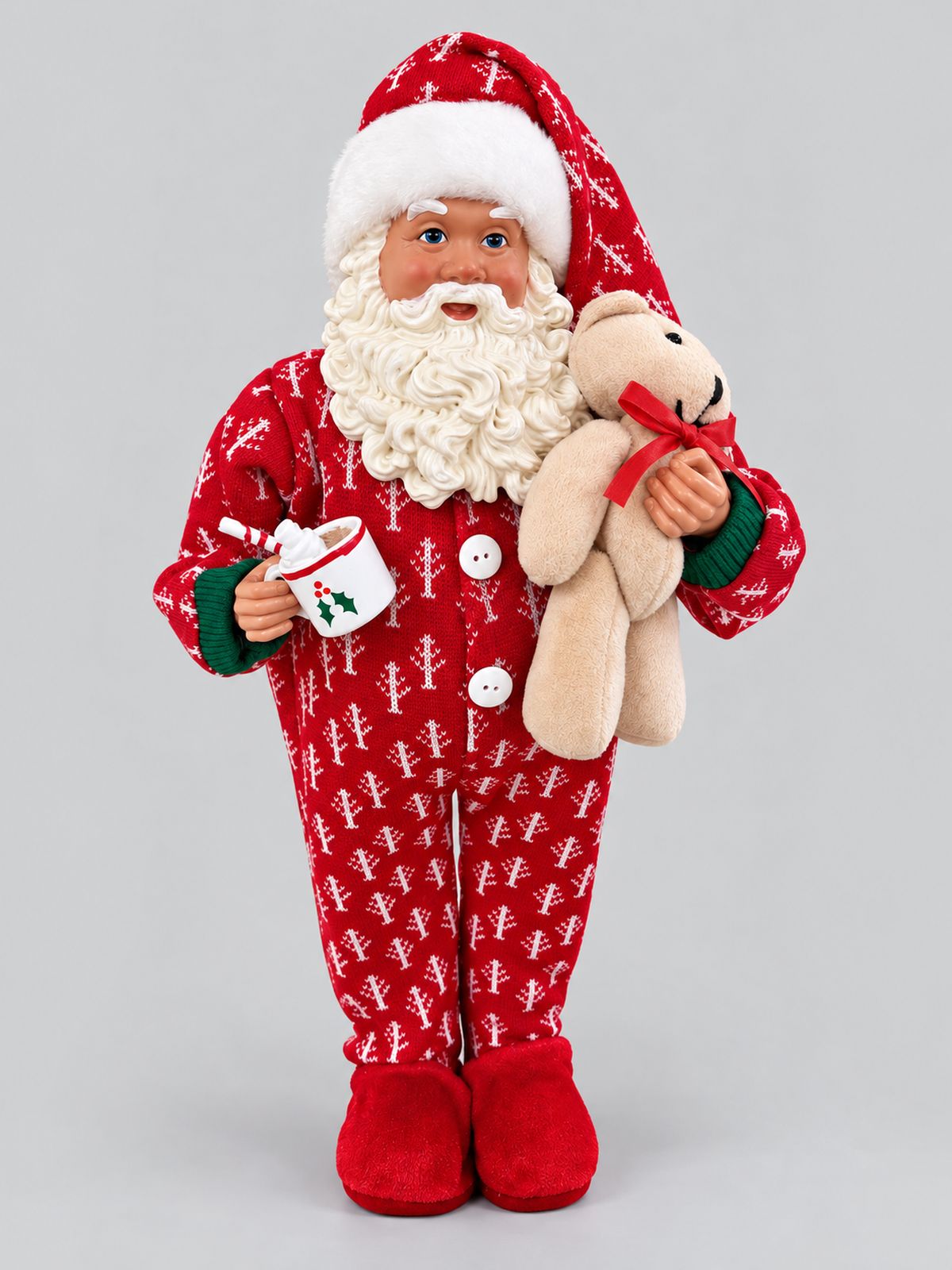 Père Noël de 45 cm en pyjama rouge à motifs blancs, tenant un ourson crème et une tasse décorée de houx, sur fond gris clair.