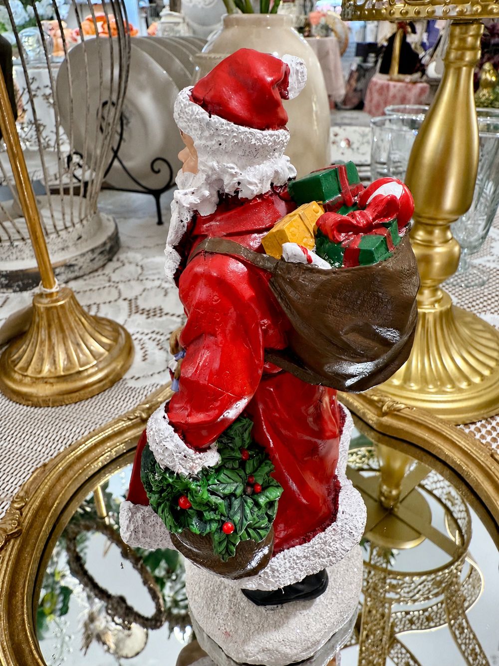 Vue arrière du Père Noël Randonnée montrant sa hotte de cadeaux et son panier de houx.