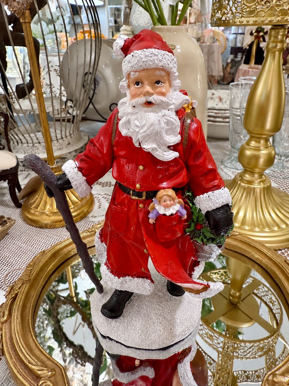 Père Noël Randonnée de 22 cm vu de face, avec bâton, poupée et houx.
