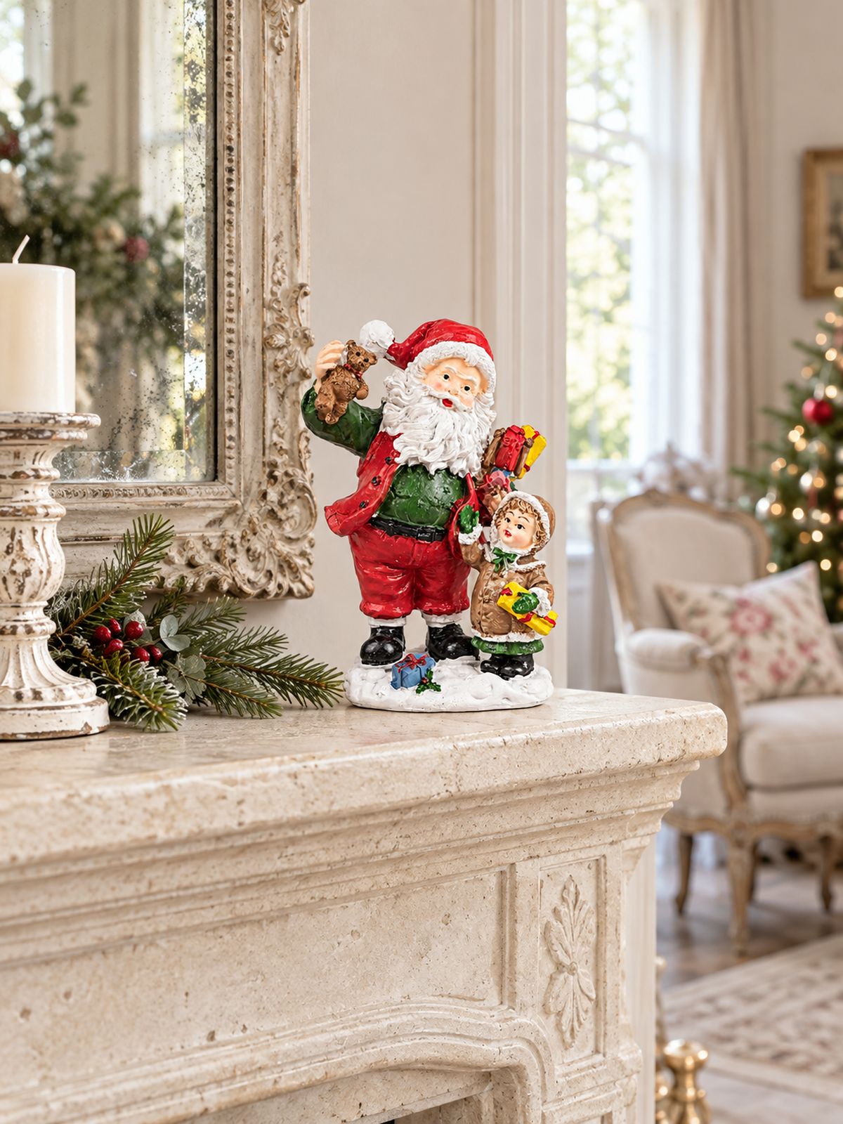 Figurine Père Noël et enfant sur une cheminée en pierre claire, dans un salon lumineux décoré pour Noël.