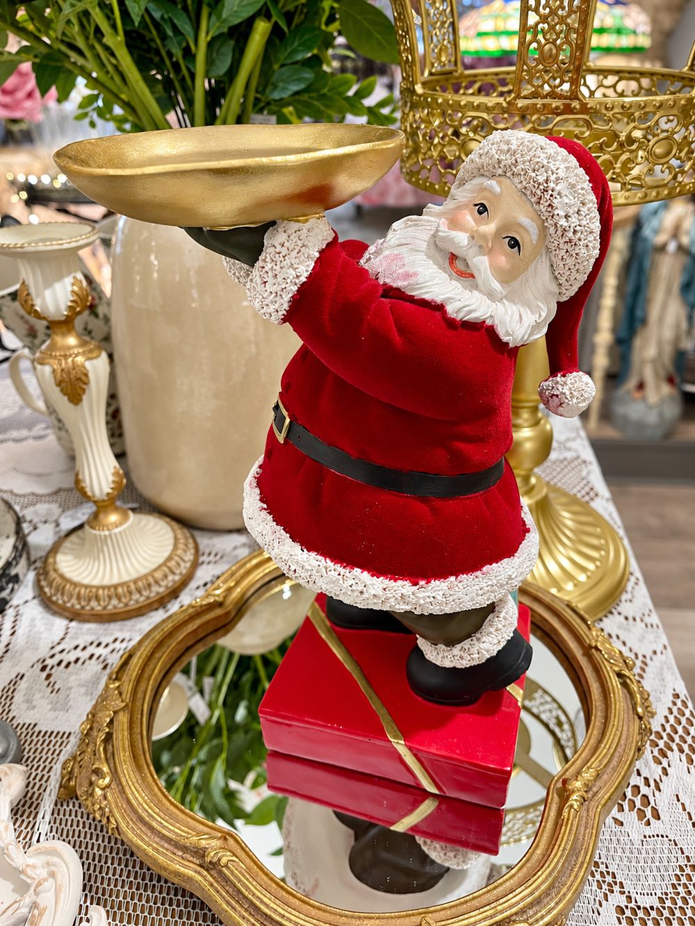 Père Noël serviteur de 26 cm avec plateau doré, vue principale.