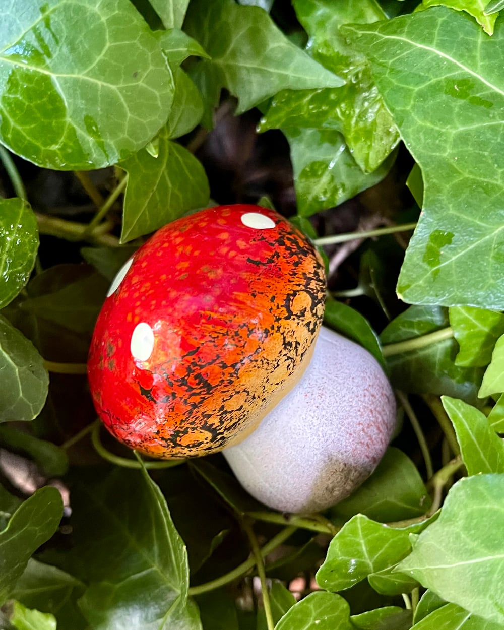 Petit champignon décoratif en terre cuite rouge et blanc pour jardin miniature, terrarium et décoration féérique de charme