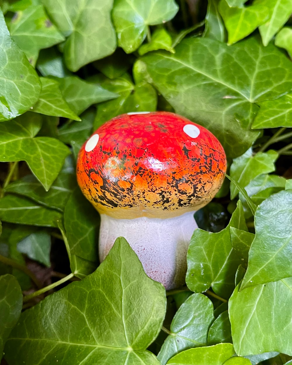 Petit champignon décoratif en terre cuite rouge et blanc pour jardin miniature, terrarium et décoration féérique de charme