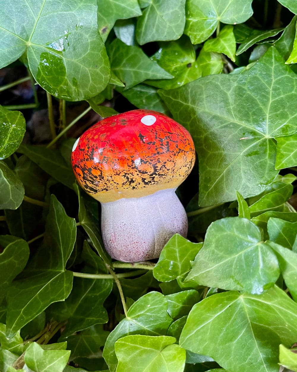 Petit champignon décoratif en terre cuite rouge et blanc pour jardin miniature, terrarium et décoration féérique de charme