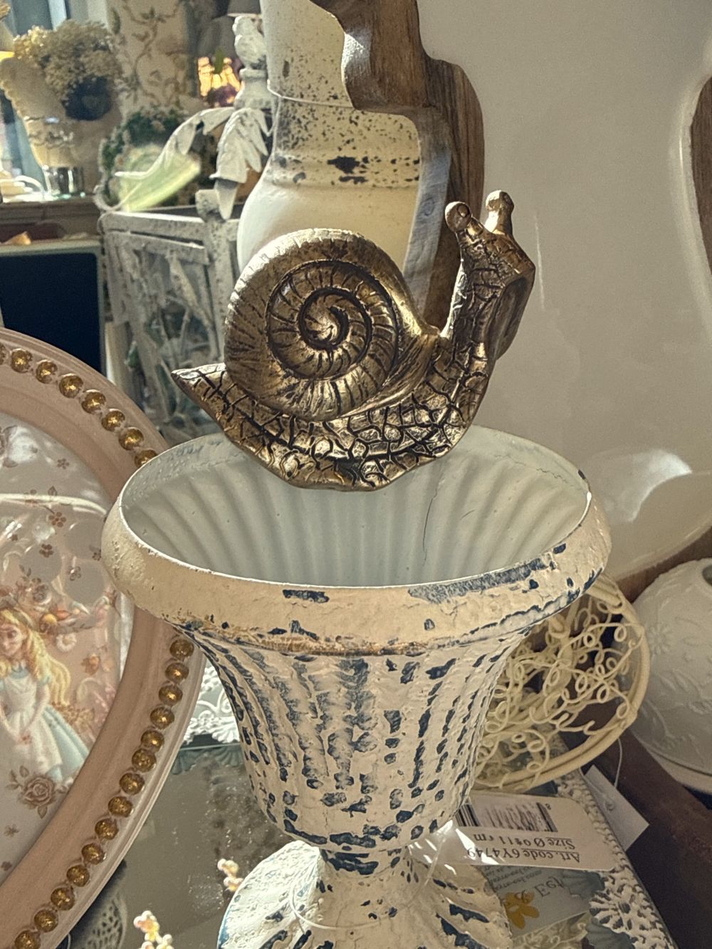 Petit escargot grimpeur décoratif doré patiné, figurine shabby chic de charme, accroché au rebord d’un pot dans une ambiance poétique