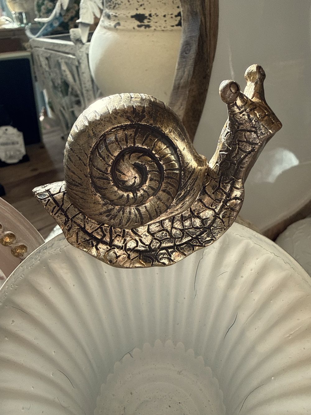 Petit escargot grimpeur décoratif doré patiné, figurine shabby chic de charme, accroché au rebord d’un pot dans une ambiance poétique