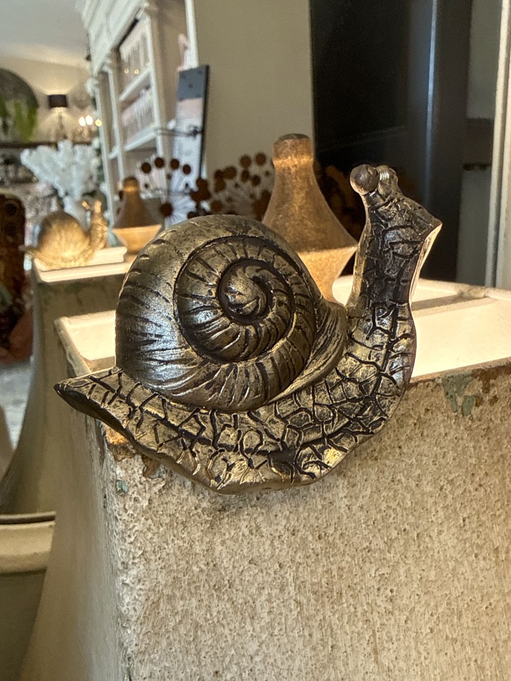 Petit escargot grimpeur décoratif doré patiné, figurine shabby chic de charme, accroché au rebord d’un pot dans une ambiance poétique