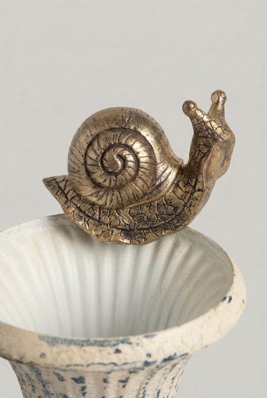 Petit escargot grimpeur décoratif doré patiné, figurine shabby chic de charme, accroché au rebord d’un pot dans une ambiance poétique
