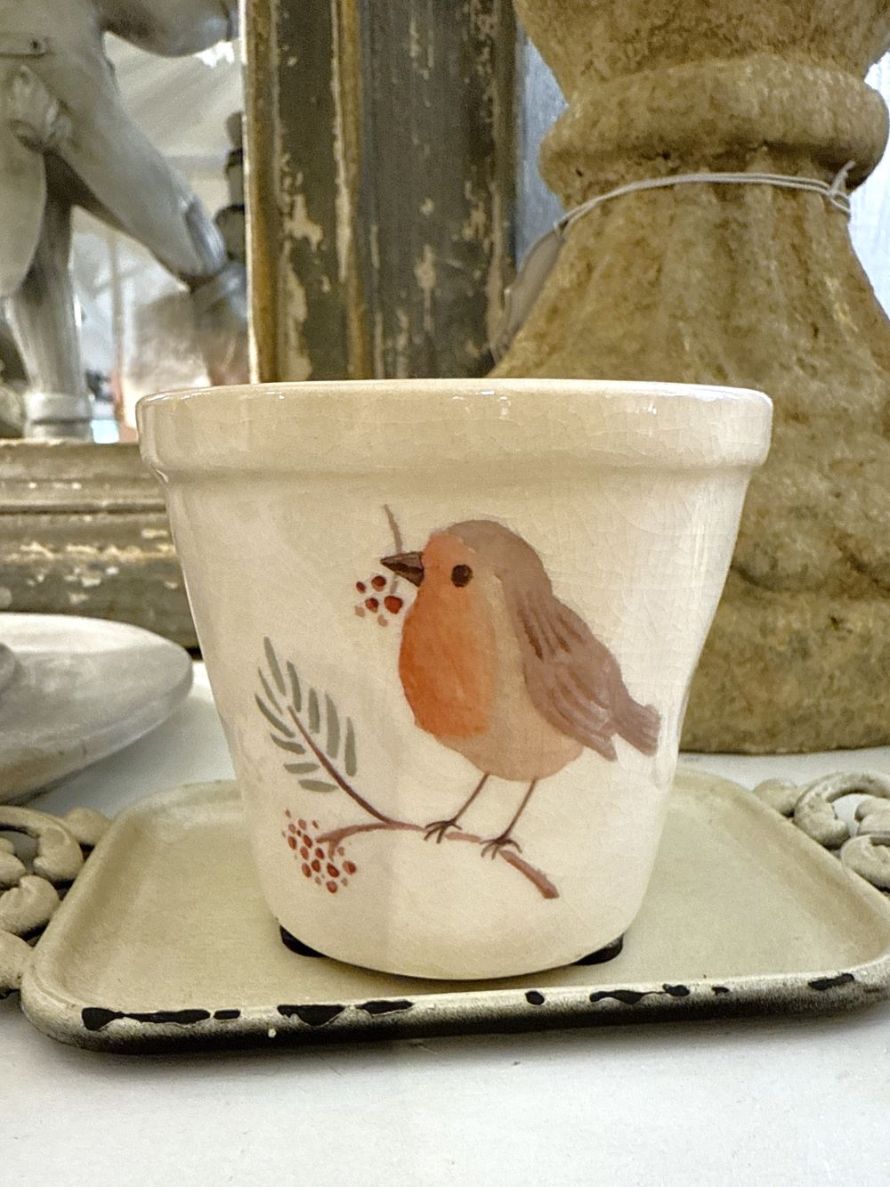 Petit pot décoratif en faïence ivoire avec motif rouge-gorge, style romantique shabby chic, parfait pour une ambiance poétique